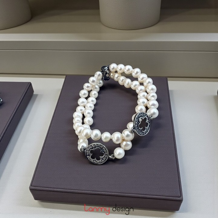 Double-sided pearl bracelet with 2 silver flower shapes